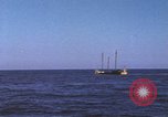 Immagine di Sottomarino degli Stati Uniti che spara la sua mitragliatrice da 5 pollici in giapponese barca Oceano Pacifico, 1945, secondo 29 filmato di repertorio 65675076046
