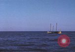 Immagine di Sottomarino degli Stati Uniti che spara la sua mitragliatrice da 5 pollici in giapponese barca Oceano Pacifico, 1945, secondo 30 filmato di repertorio 65675076046