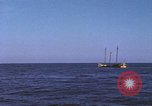 Immagine di Sottomarino degli Stati Uniti che spara la sua mitragliatrice da 5 pollici in giapponese barca Oceano Pacifico, 1945, secondo 31 filmato di repertorio 65675076046