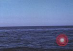Immagine di Sottomarino degli Stati Uniti che spara la sua mitragliatrice da 5 pollici in giapponese barca Oceano Pacifico, 1945, secondo 32 filmato di repertorio 65675076046