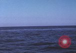 Immagine di Sottomarino degli Stati Uniti che spara la sua mitragliatrice da 5 pollici in giapponese barca Oceano Pacifico, 1945, secondo 33 filmato di repertorio 65675076046