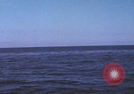 Immagine di Sottomarino degli Stati Uniti che spara la sua mitragliatrice da 5 pollici in giapponese barca Oceano Pacifico, 1945, secondo 34 filmato di repertorio 65675076046