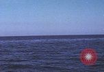 Immagine di Sottomarino degli Stati Uniti che spara la sua mitragliatrice da 5 pollici in giapponese barca Oceano Pacifico, 1945, secondo 35 filmato di repertorio 65675076046