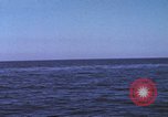 Immagine di Sottomarino degli Stati Uniti che spara la sua mitragliatrice da 5 pollici in giapponese barca Oceano Pacifico, 1945, secondo 36 filmato di repertorio 65675076046
