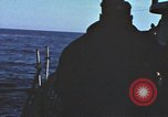 Immagine di Sottomarino degli Stati Uniti che spara la sua mitragliatrice da 5 pollici in giapponese barca Oceano Pacifico, 1945, secondo 37 filmato di repertorio 65675076046
