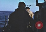 Immagine di Sottomarino degli Stati Uniti che spara la sua mitragliatrice da 5 pollici in giapponese barca Oceano Pacifico, 1945, secondo 38 filmato di repertorio 65675076046