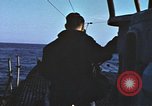 Immagine di Sottomarino degli Stati Uniti che spara la sua mitragliatrice da 5 pollici in giapponese barca Oceano Pacifico, 1945, secondo 39 filmato di repertorio 65675076046