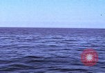 Immagine di Sottomarino degli Stati Uniti che spara la sua mitragliatrice da 5 pollici in giapponese barca Oceano Pacifico, 1945, secondo 40 filmato di repertorio 65675076046
