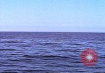 Immagine di Sottomarino degli Stati Uniti che spara la sua mitragliatrice da 5 pollici in giapponese barca Oceano Pacifico, 1945, secondo 41 filmato di repertorio 65675076046