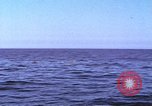 Immagine di Sottomarino degli Stati Uniti che spara la sua mitragliatrice da 5 pollici in giapponese barca Oceano Pacifico, 1945, secondo 42 filmato di repertorio 65675076046
