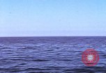 Immagine di Sottomarino degli Stati Uniti che spara la sua mitragliatrice da 5 pollici in giapponese barca Oceano Pacifico, 1945, secondo 43 filmato di repertorio 65675076046