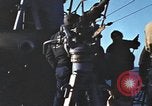 Immagine di Sottomarino degli Stati Uniti che spara la sua mitragliatrice da 5 pollici in giapponese barca Oceano Pacifico, 1945, secondo 44 filmato di repertorio 65675076046