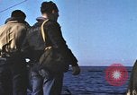Immagine di Sottomarino degli Stati Uniti che spara la sua mitragliatrice da 5 pollici in giapponese barca Oceano Pacifico, 1945, secondo 48 filmato di repertorio 65675076046