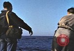 Immagine di Sottomarino degli Stati Uniti che spara la sua mitragliatrice da 5 pollici in giapponese barca Oceano Pacifico, 1945, secondo 49 filmato di repertorio 65675076046