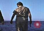 Immagine di Sottomarino degli Stati Uniti che spara la sua mitragliatrice da 5 pollici in giapponese barca Oceano Pacifico, 1945, secondo 50 filmato di repertorio 65675076046