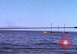 Immagine di Sottomarino degli Stati Uniti che spara la sua mitragliatrice da 5 pollici in giapponese barca Oceano Pacifico, 1945, secondo 51 filmato di repertorio 65675076046