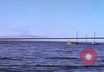 Immagine di Sottomarino degli Stati Uniti che spara la sua mitragliatrice da 5 pollici in giapponese barca Oceano Pacifico, 1945, secondo 52 filmato di repertorio 65675076046