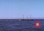 Immagine di Sottomarino degli Stati Uniti che spara la sua mitragliatrice da 5 pollici in giapponese barca Oceano Pacifico, 1945, secondo 53 filmato di repertorio 65675076046