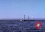 Immagine di Sottomarino degli Stati Uniti che spara la sua mitragliatrice da 5 pollici in giapponese barca Oceano Pacifico, 1945, secondo 54 filmato di repertorio 65675076046