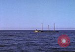 Immagine di Sottomarino degli Stati Uniti che spara la sua mitragliatrice da 5 pollici in giapponese barca Oceano Pacifico, 1945, secondo 55 filmato di repertorio 65675076046