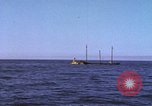 Immagine di Sottomarino degli Stati Uniti che spara la sua mitragliatrice da 5 pollici in giapponese barca Oceano Pacifico, 1945, secondo 56 filmato di repertorio 65675076046
