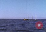 Immagine di Sottomarino degli Stati Uniti che spara la sua mitragliatrice da 5 pollici in giapponese barca Oceano Pacifico, 1945, secondo 57 filmato di repertorio 65675076046
