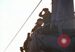 Immagine di Sottomarino degli Stati Uniti che spara la sua mitragliatrice da 5 pollici in giapponese barca Oceano Pacifico, 1945, secondo 58 filmato di repertorio 65675076046