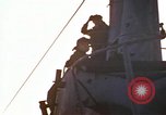 Immagine di Sottomarino degli Stati Uniti che spara la sua mitragliatrice da 5 pollici in giapponese barca Oceano Pacifico, 1945, secondo 59 filmato di repertorio 65675076046
