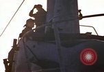 Immagine di Sottomarino degli Stati Uniti che spara la sua mitragliatrice da 5 pollici in giapponese barca Oceano Pacifico, 1945, secondo 60 filmato di repertorio 65675076046