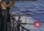 Standbild USS Cod Brände Waffen zu versenken niederländischen U-Boot O-19 Spratly Inseln, 1945, aus Sekunde 24 historischem Filmmaterial Videoclip 65675076088