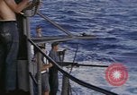 Standbild USS Cod Brände Waffen zu versenken niederländischen U-Boot O-19 Spratly Inseln, 1945, aus Sekunde 29 historischem Filmmaterial Videoclip 65675076088
