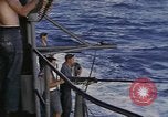 Standbild USS Cod Brände Waffen zu versenken niederländischen U-Boot O-19 Spratly Inseln, 1945, aus Sekunde 30 historischem Filmmaterial Videoclip 65675076088