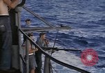 Standbild USS Cod Brände Waffen zu versenken niederländischen U-Boot O-19 Spratly Inseln, 1945, aus Sekunde 32 historischem Filmmaterial Videoclip 65675076088