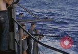 Standbild USS Cod Brände Waffen zu versenken niederländischen U-Boot O-19 Spratly Inseln, 1945, aus Sekunde 33 historischem Filmmaterial Videoclip 65675076088