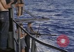 Standbild USS Cod Brände Waffen zu versenken niederländischen U-Boot O-19 Spratly Inseln, 1945, aus Sekunde 40 historischem Filmmaterial Videoclip 65675076088