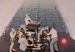 Standbild USS Cod Brände Waffen zu versenken niederländischen U-Boot O-19 Spratly Inseln, 1945, aus Sekunde 57 historischem Filmmaterial Videoclip 65675076088