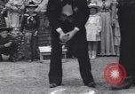 Standbild frog Jumping Wettbewerb Angels Camp California USA, 1939, aus Sekunde 11 historischem Filmmaterial Videoclip 65675076143