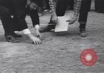 Standbild frog Jumping Wettbewerb Angels Camp California USA, 1939, aus Sekunde 16 historischem Filmmaterial Videoclip 65675076143
