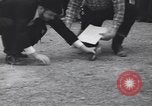 Standbild frog Jumping Wettbewerb Angels Camp California USA, 1939, aus Sekunde 17 historischem Filmmaterial Videoclip 65675076143