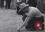 Standbild frog Jumping Wettbewerb Angels Camp California USA, 1939, aus Sekunde 24 historischem Filmmaterial Videoclip 65675076143