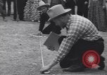 Standbild frog Jumping Wettbewerb Angels Camp California USA, 1939, aus Sekunde 25 historischem Filmmaterial Videoclip 65675076143