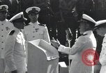 Image médailles décernées Pearl Harbor Hawaii USA, 1943, de la seconde 1 séquences d'archives historiques vidéo 65675076194