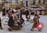 Immagine di Civili tedesco Germania, 1945, secondo 15 filmato di repertorio 65675076292