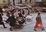 Immagine di Civili tedesco Germania, 1945, secondo 16 filmato di repertorio 65675076292