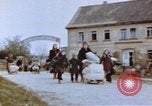 Immagine di Civili tedesco Germania, 1945, secondo 22 filmato di repertorio 65675076292