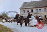 Immagine di Civili tedesco Germania, 1945, secondo 23 filmato di repertorio 65675076292