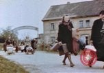 Immagine di Civili tedesco Germania, 1945, secondo 26 filmato di repertorio 65675076292