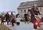 Immagine di Civili tedesco Germania, 1945, secondo 33 filmato di repertorio 65675076292