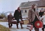 Immagine di Civili tedesco Germania, 1945, secondo 35 filmato di repertorio 65675076292