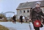 Immagine di Civili tedesco Germania, 1945, secondo 37 filmato di repertorio 65675076292